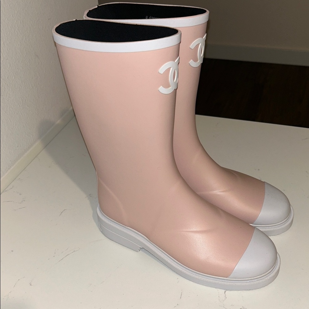 Chanel Women's 26C rose pink Two-Tone Slip-On rain boots - Picture 3 of 6